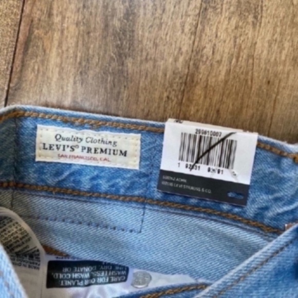 Levi’s mid rise Jean Demin Shorts Size 24 Distressed Patch NEW Roll Cuff. - Picture 2 of 4